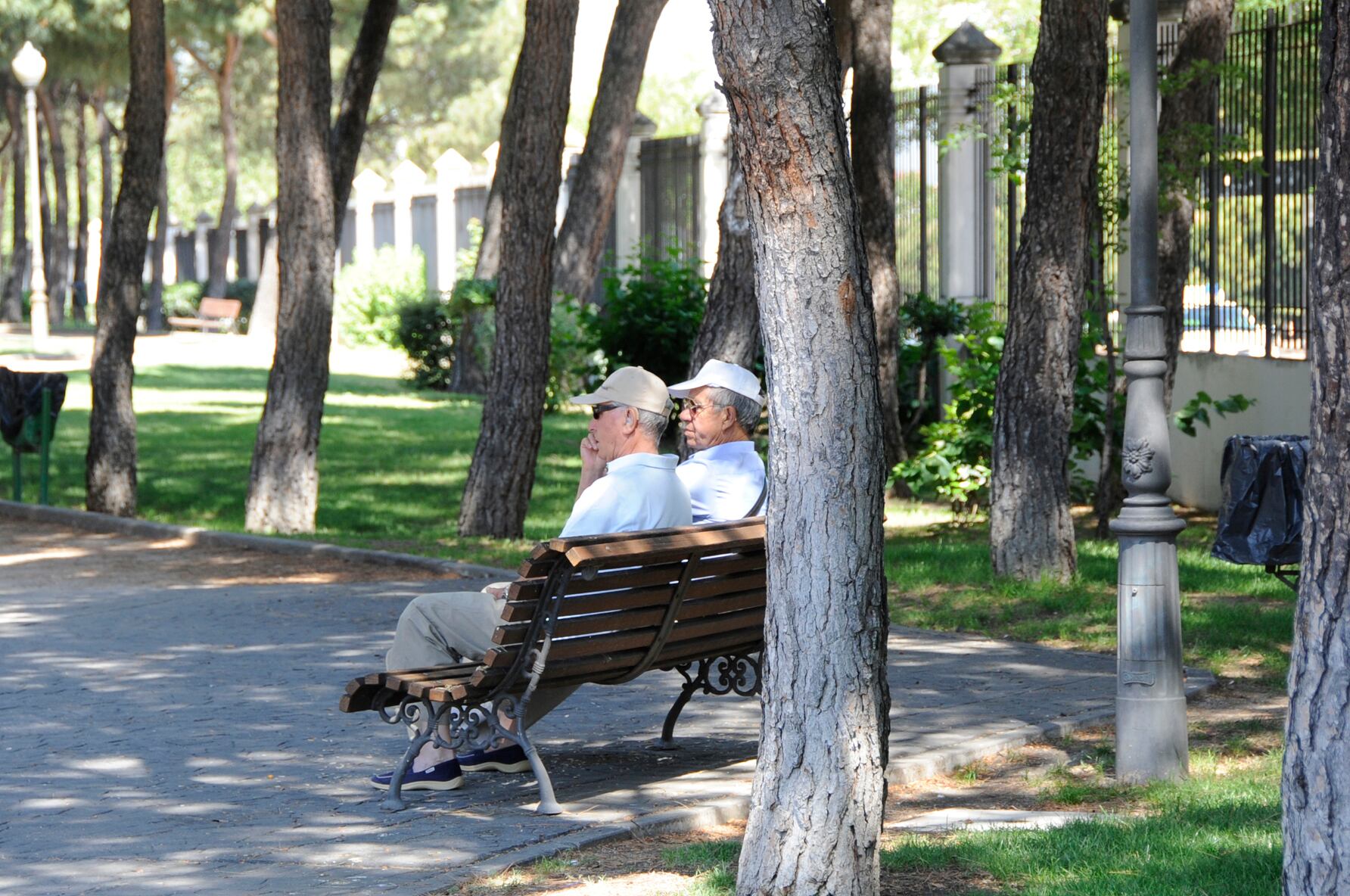 Mayores disfrutando de un parque de Móstoles