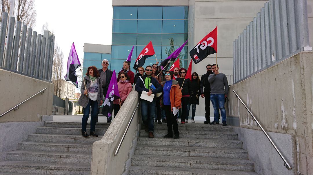 Imagen de la concentración de CGT a las puertas de la sede en Segovia de la Tesoreria General de la Seguridad Social