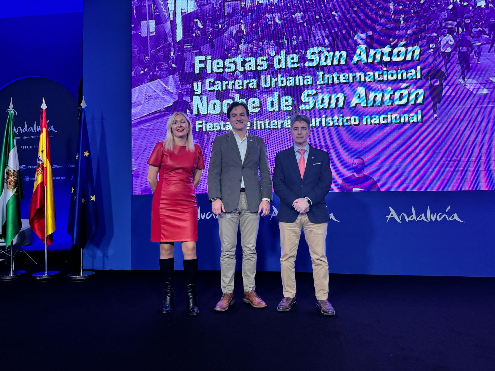 De izquierda a derecha, María Espejo (concejala de Festejos), Agustín González (alcalde) y José María Álvarez (edil de Deportes).