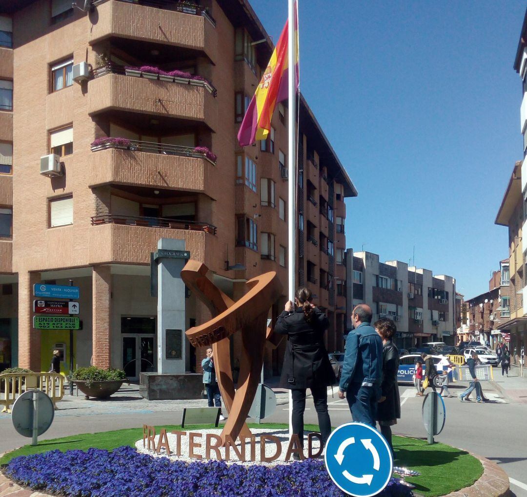 El entonces alcalde de Pinto, Rafael Sánchez (c) participó en el izado de la bandera republicana el 14 de abril de 2018.