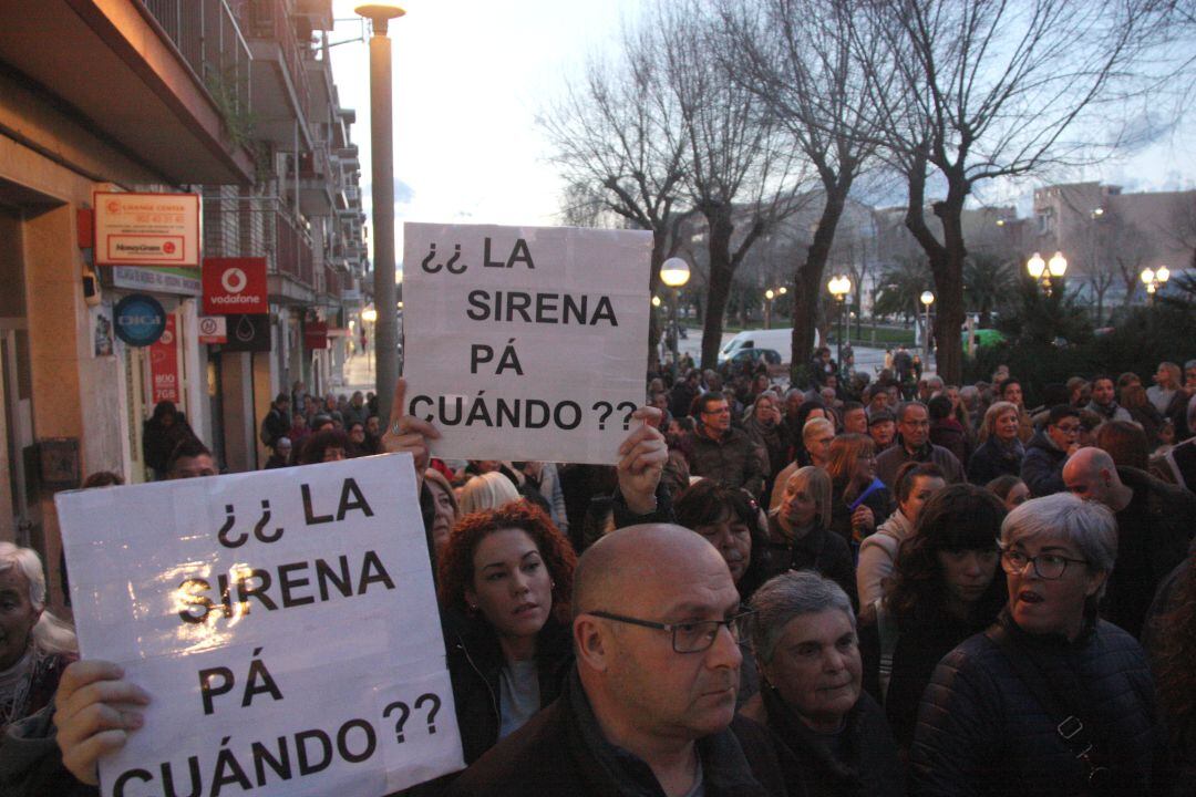 Centenars de manifestants es van concentrar a les portes de l&#039;empresa. 