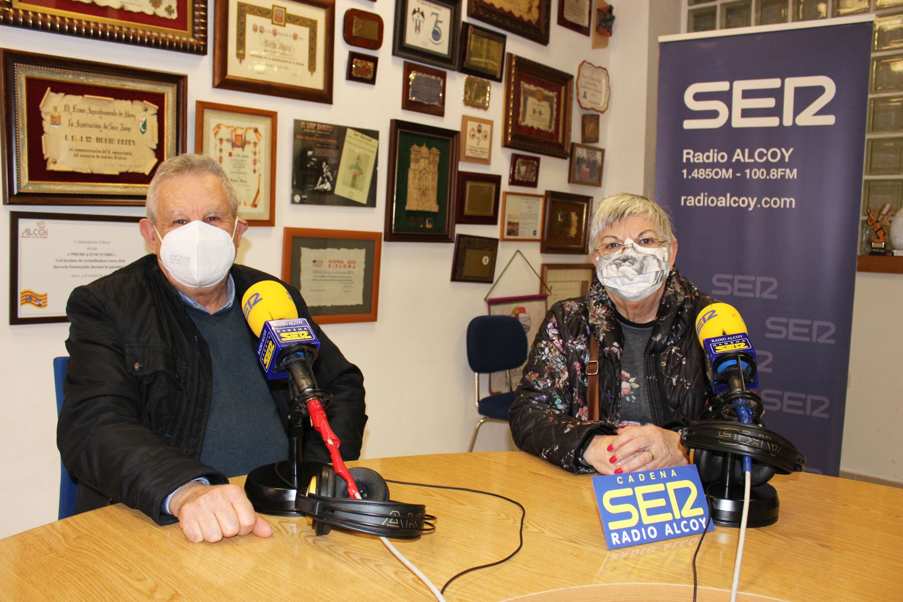 Ximo Nebot y Dori León, en el estudio central de Radio Alcoy