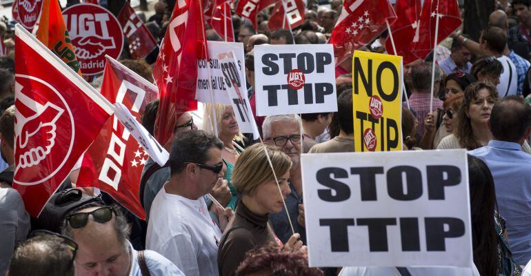 Concentración ante la sede de la UE en Madrid para expresar su rechazo al Acuerdo Transatlántico para el Comercio y la Inversión (TTIP) y el Acuerdo Comercial entre Europa y Canadá (CETA)