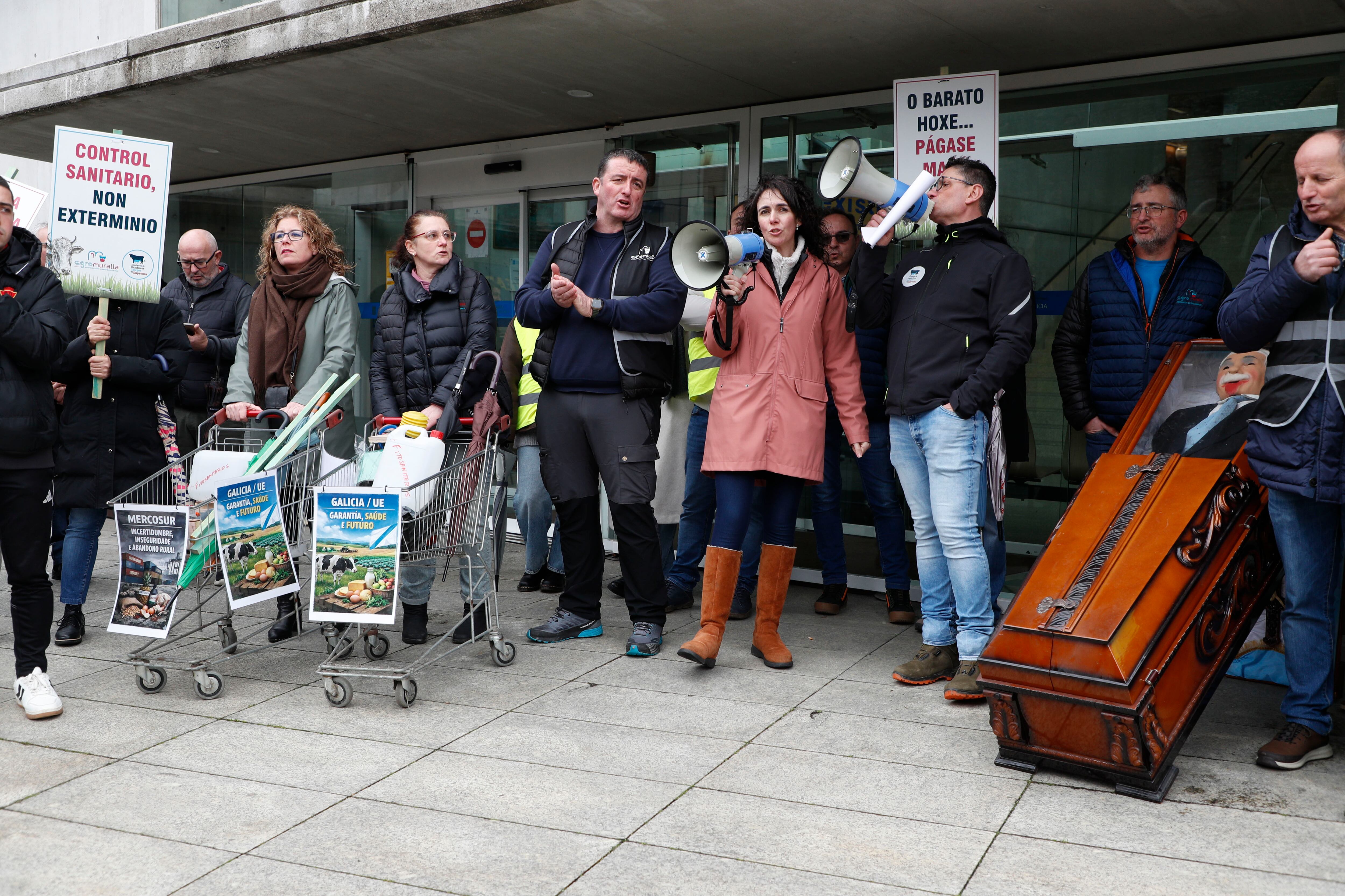 LUGO, 12/01/2026.- Varios manifestantes participan en una tractorada en Lugo, este lunes. El presidente de Gandeiros Galegos da Suprema, Santiago Rego, ha calificado el tratado entre la Unión Europeo y los países que integran el Mercosur como «una puñalada directa al corazón del rural» gallego, porque opina que se le está entregando la soberanía alimentaria a intereses que «no pisan la tierra, no conocen el campo y no les importa quién produce ni cómo se vive en él». EFE/ Eliseo Trigo