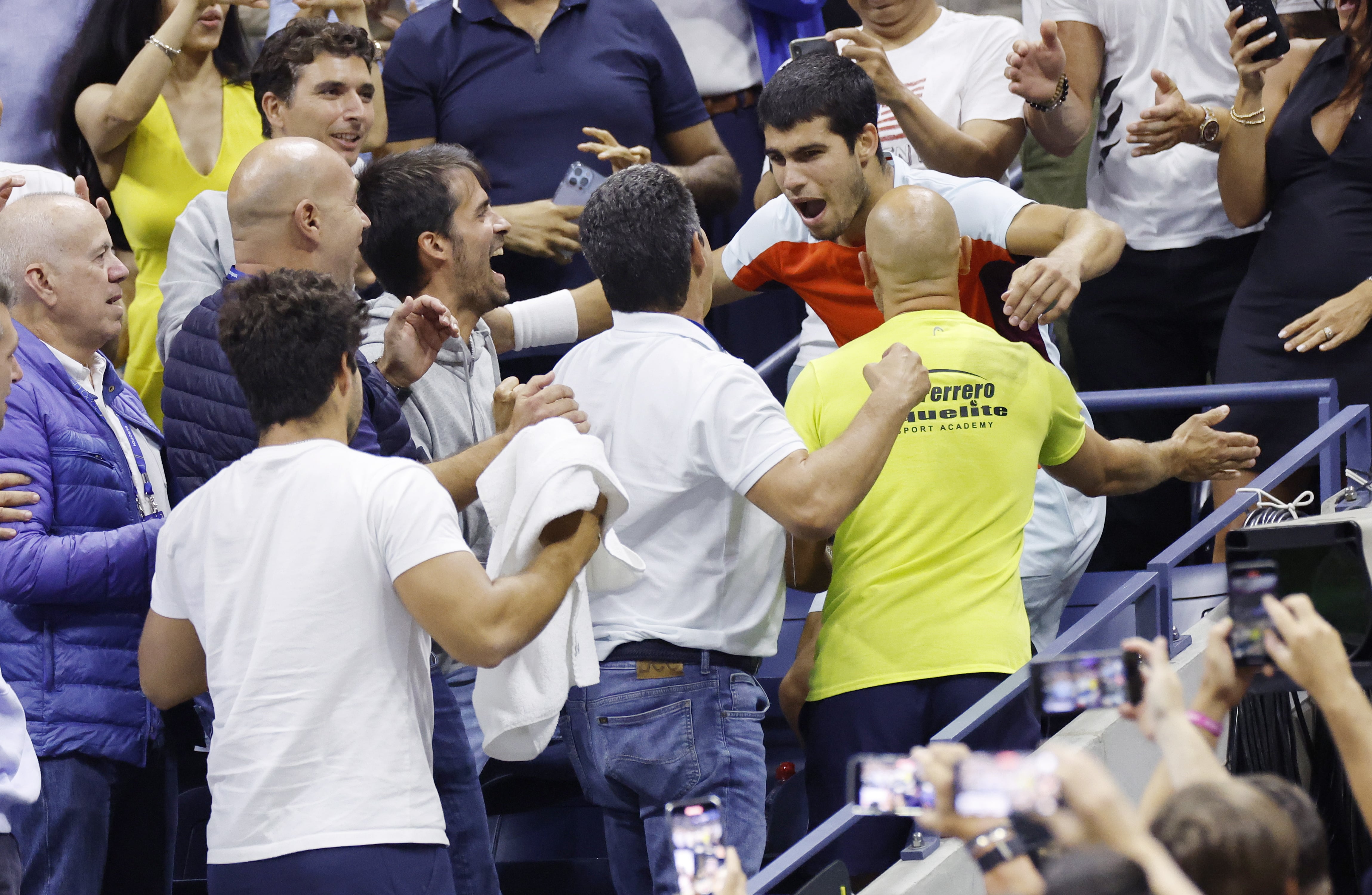 Carlos Alcaraz celebra con su familia su victoria en el US Open