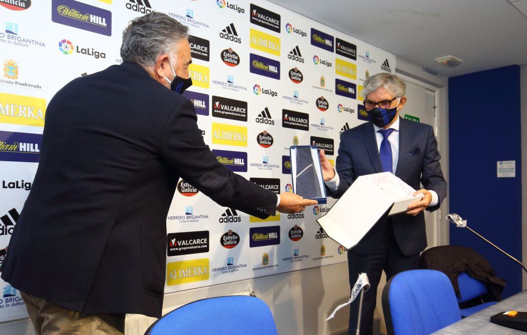 La Deportiva reconoce a Eduardo Fernández que apartir de ahora será el embajador del club.