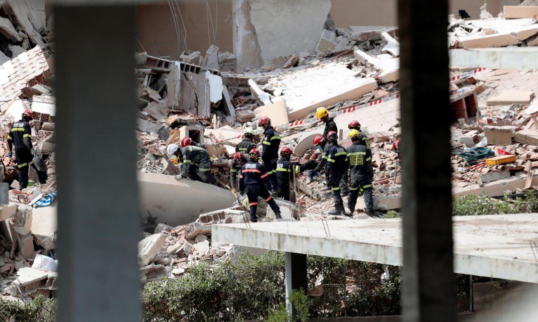 El edificio de tres plantas que se ha derrumbado en una urbanización de Peñíscola (Castellón) y ha dejado por el momento una persona fallecida, una herida y una desaparecida, tenía 30 años de antigüedad y colapsó &quot;bastante rápido&quot;, como si fuera &quot;un domin