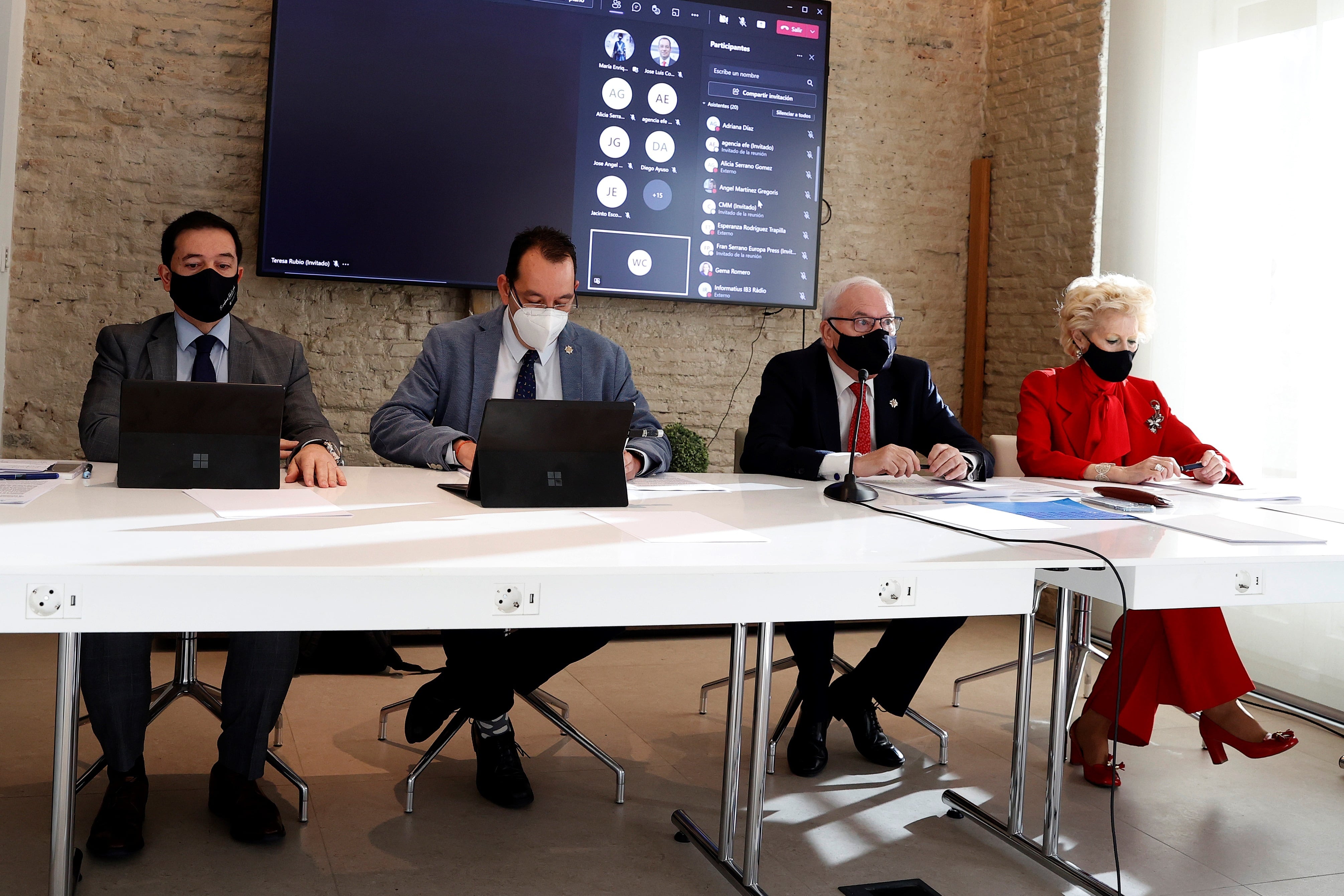 El presidente del Consejo General de Enfermería, Florentino Pérez Raya (2d), acompañado por el secretario general, Diego Ayuso (i); el vicepresidente tercero, José Luis Cobos, y la vicepresidenta, Pilar Fernández, durante la presentación de un informe acerca del estado de ánimo y el sentir de las enfermeras españolas tras dos años de lucha contra la pandemia.