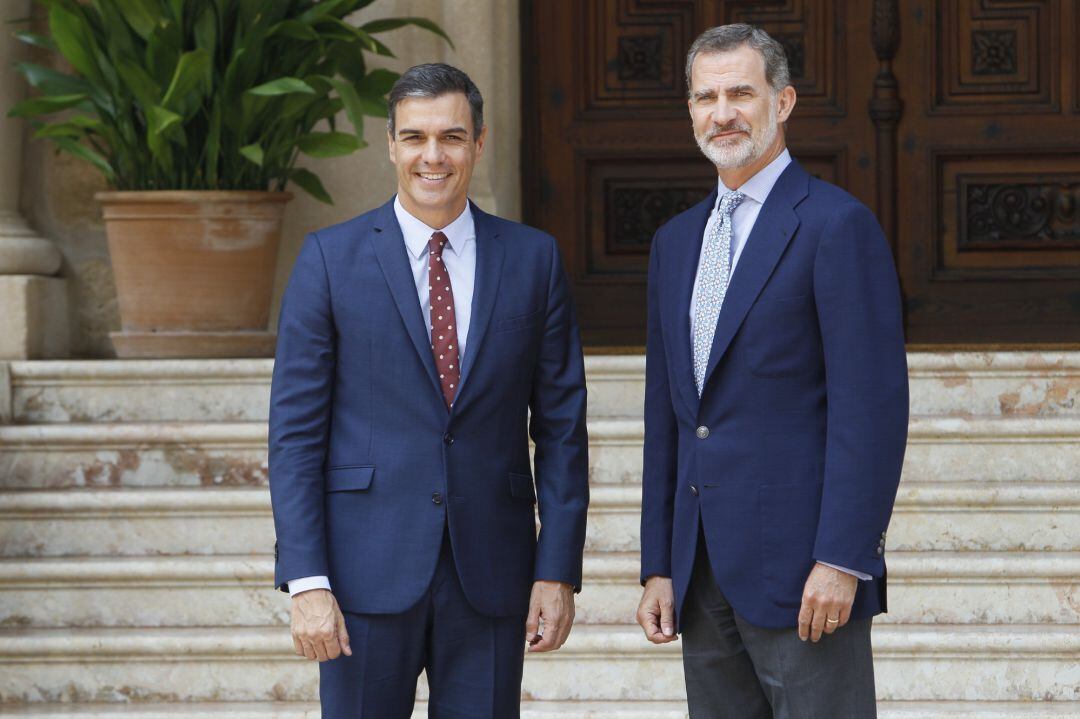 El Rey Felipe VI recibe al presidente del Gobierno en funciones, Pedro Sánchez, en el Palacio de Marivent de Palma de Mallorca.