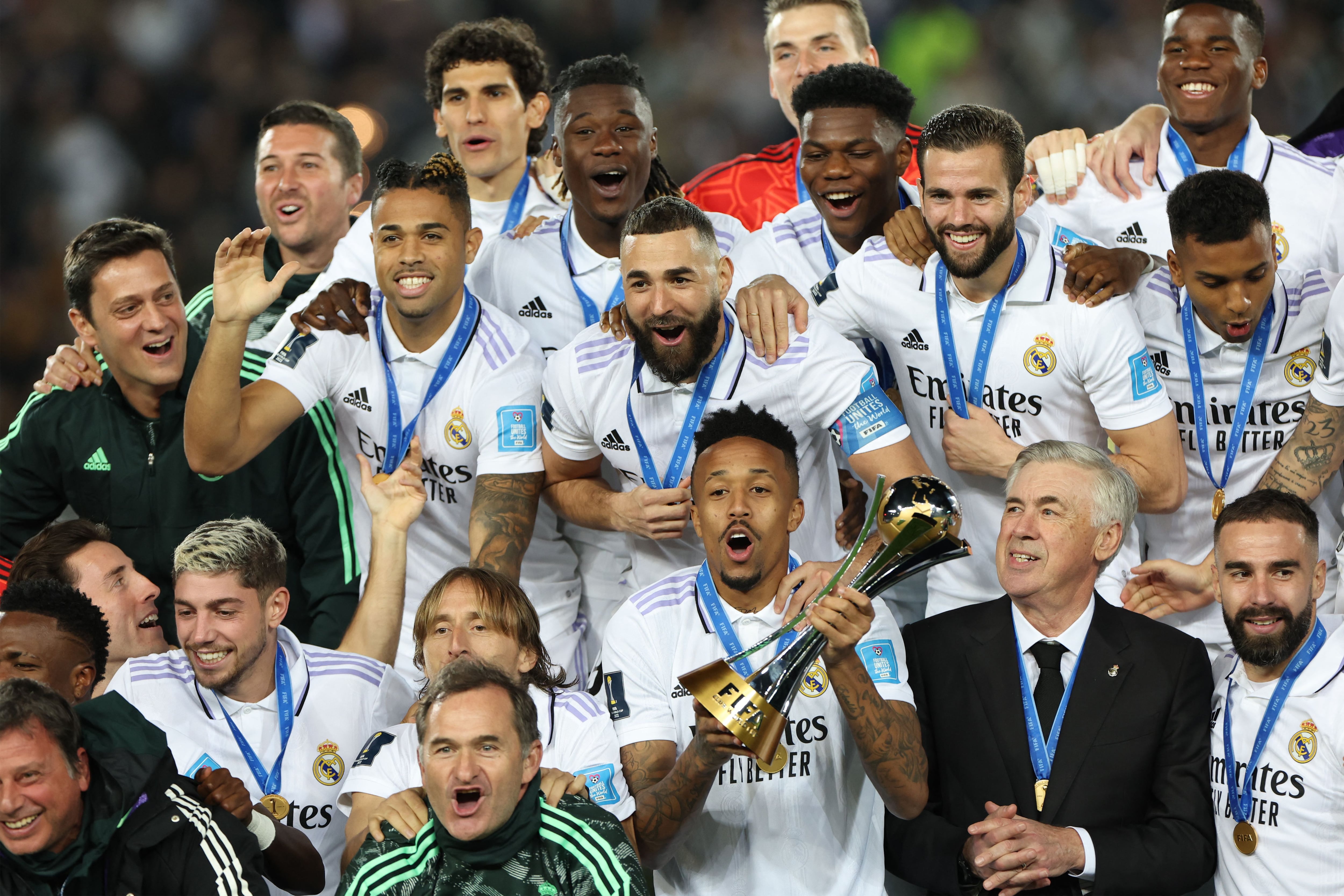 Jugadores del Real Madrid alzan el Mundial de Clubes 2023 en Marruecos.