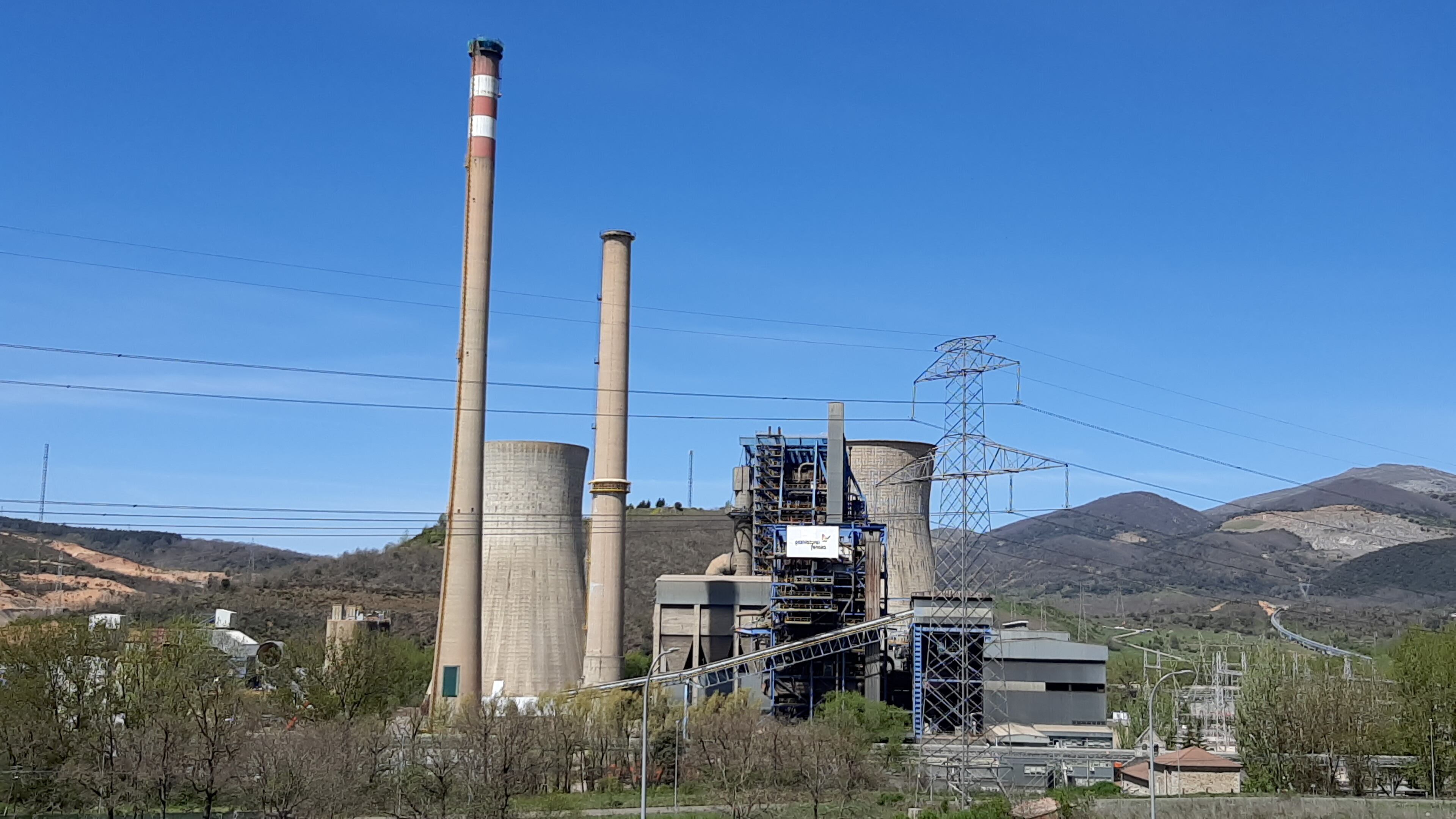 Imagen previa a la detonación de las torres de refrigeración de la central térmica de La Robla el pasado mes de mayo