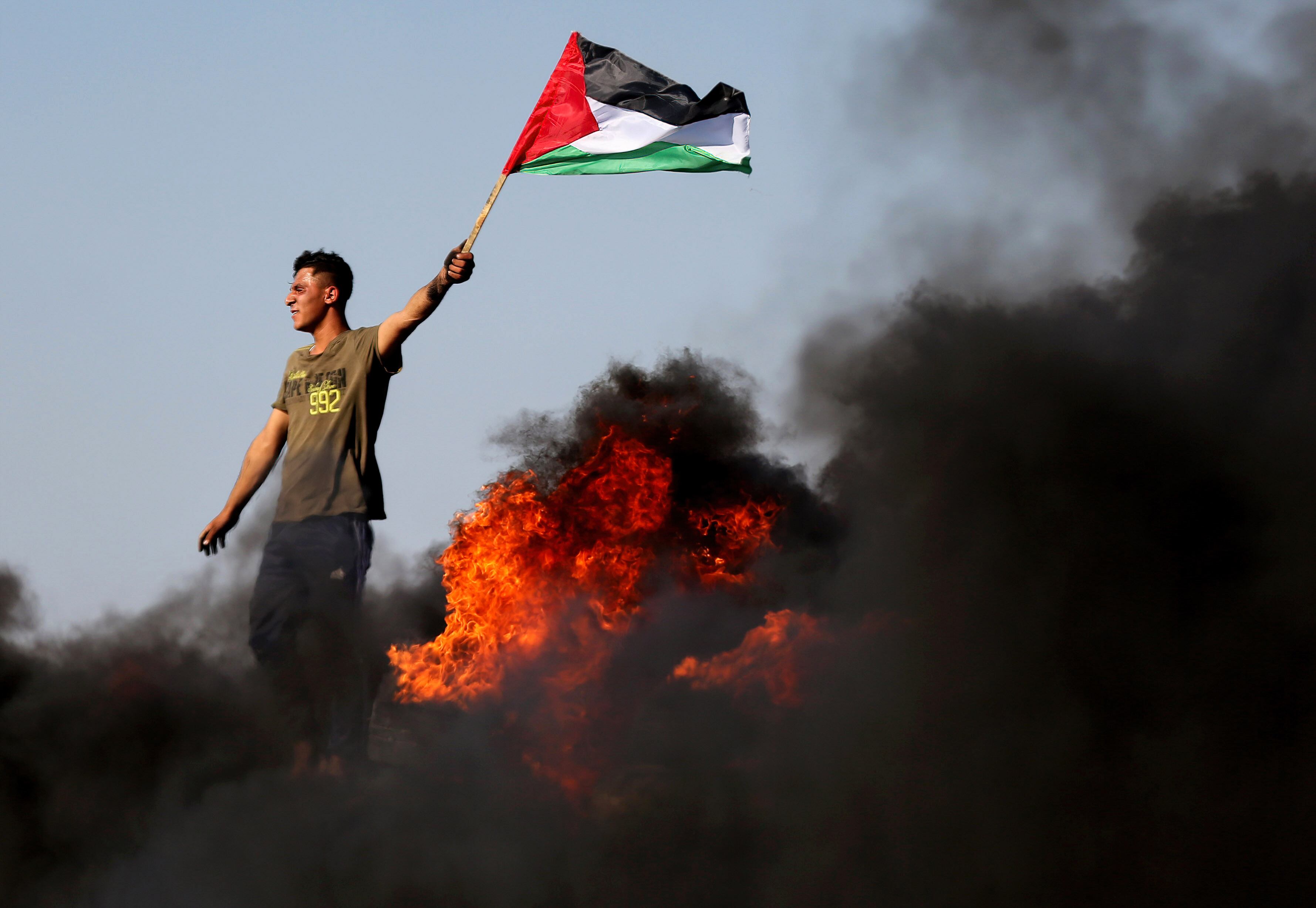 Un hombre porta una bandera palestina en Gaza durante las protestas por la incursión militar de Israel en Cisjordania