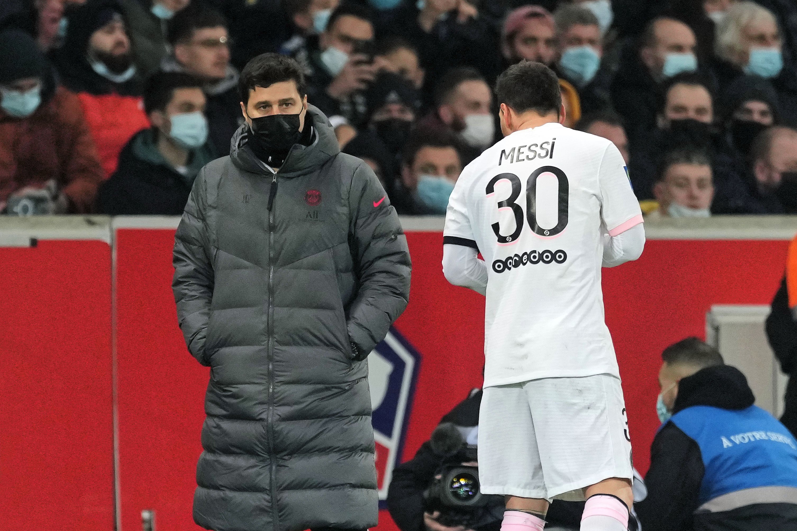 LILLE, FRANCE - FEBRUARY 06: Mauricio Pochettino, coach of Paris SG, and Lionel (Leo) Messi of Paris SG during the Ligue 1 Uber Eats match between Lille OSC and Paris Saint Germain at Stade Pierre Mauroy on February 6, 2022 in Lille, France. (Photo by Sylvain Lefevre/Getty Images)