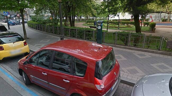 Aparcamientos en la zona azul de la plaza del Poniente