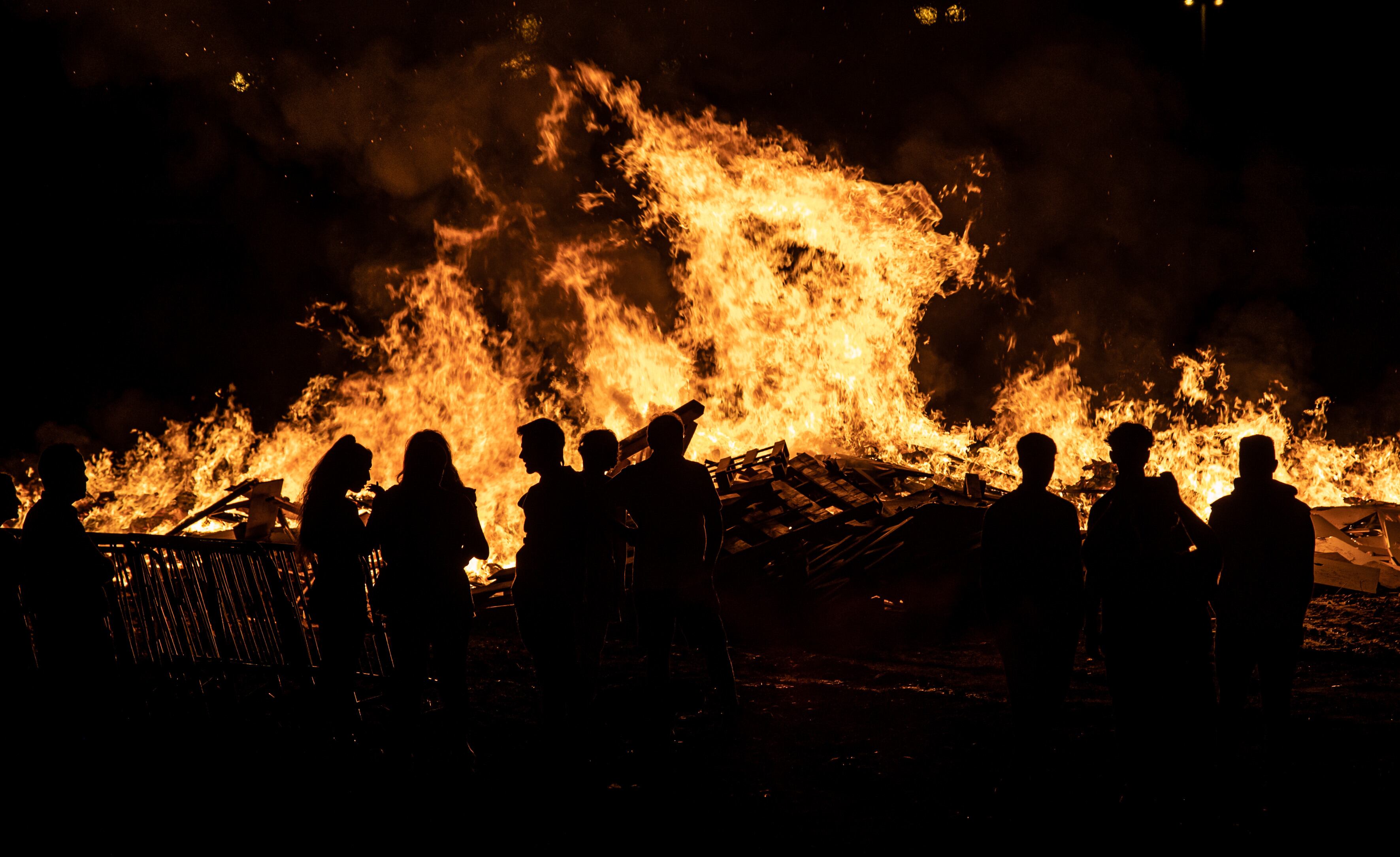 Hogueras en la noche de San Juan (EFE)