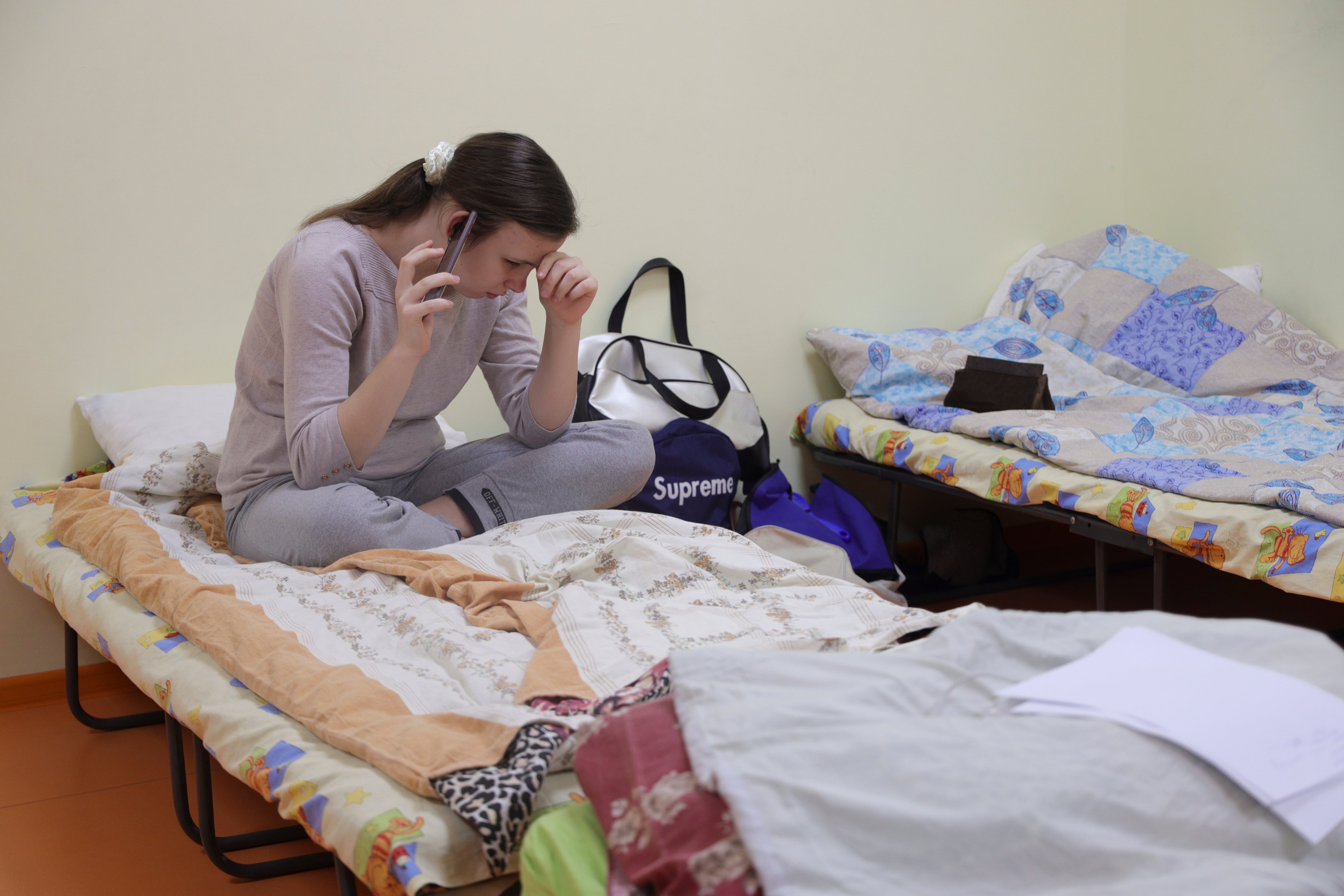 Un joven ciega de Mariupol, que estudiaba en una escuela especial y fue evacuada, se sienta en el centro de refugiados en un pueblo Volos&#039;ke del área de Dnipro.