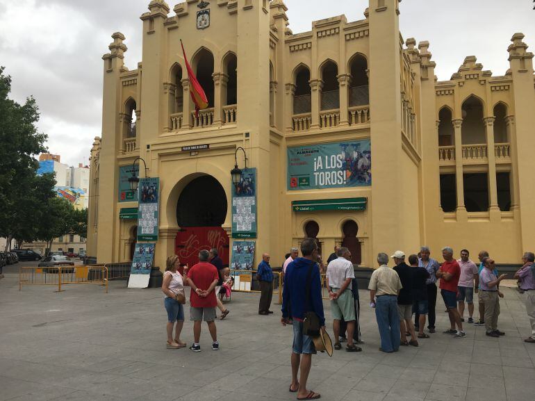 Cola para renovación de abonos de la Feria Taurina de Albacete