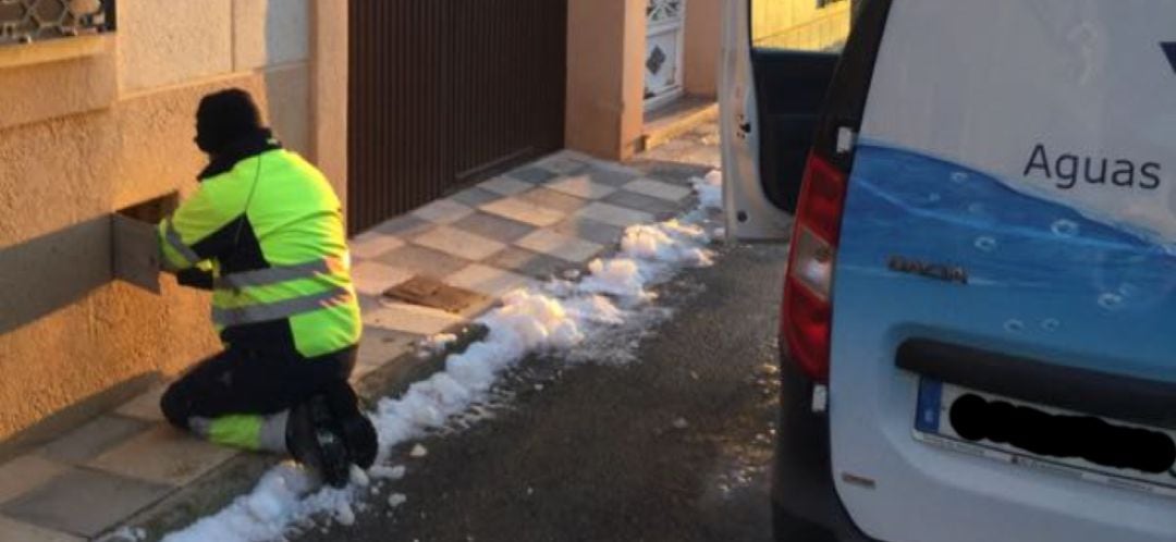 Un técnico de Aguas de Albacete reparando un contador