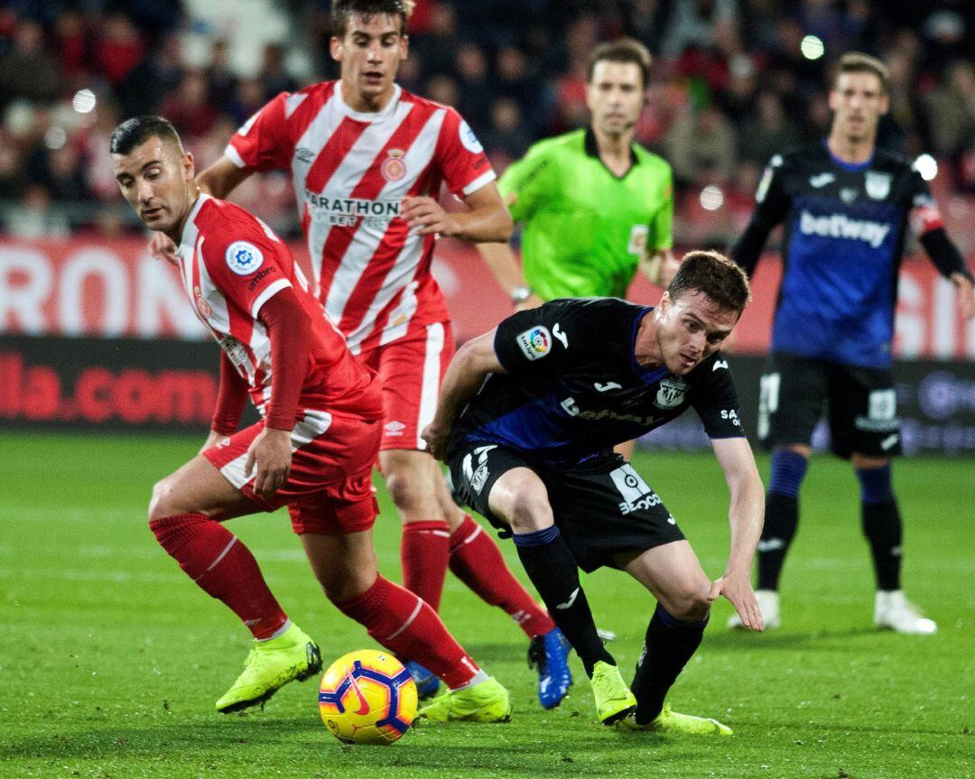 El centrocampista del Leganés Javier Eraso (d), durante el pertido de LaLiga Santander contra el Girona, correspondiente a la Jornada 12 disputado en el Campo Municipal Montillivi.