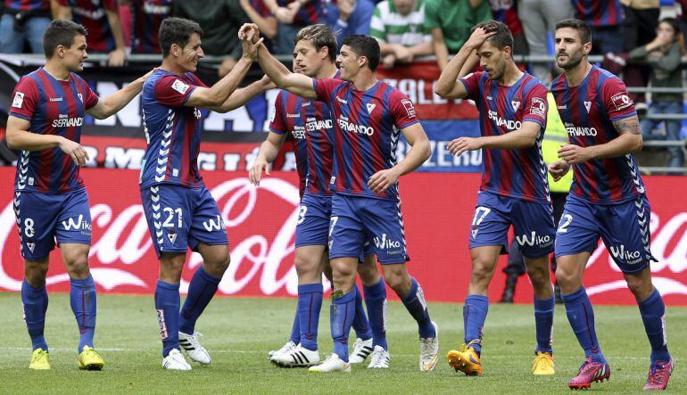 GRA182. EIBAR, 23/05/2015.- Los jugadores del Eibar celebran el gol de Capa (c), ante el Córdoba, durante el partido de la jornada 38 y última de la Liga BBVA disputado hoy entre ambos equipos en el estadio de Ipurúa de Eibar. EFE/Juan Herrero.