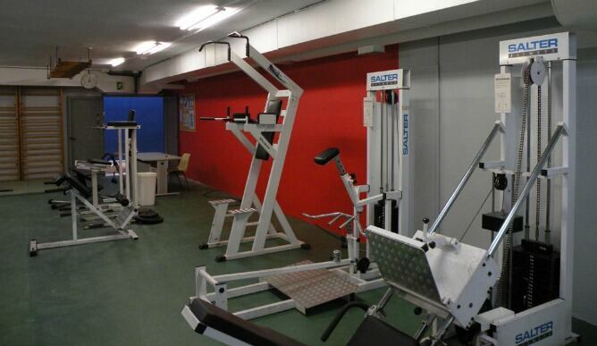 Aspecto que presenta el gimnasio de Alza tras el pintado realizado tras el cierre anual