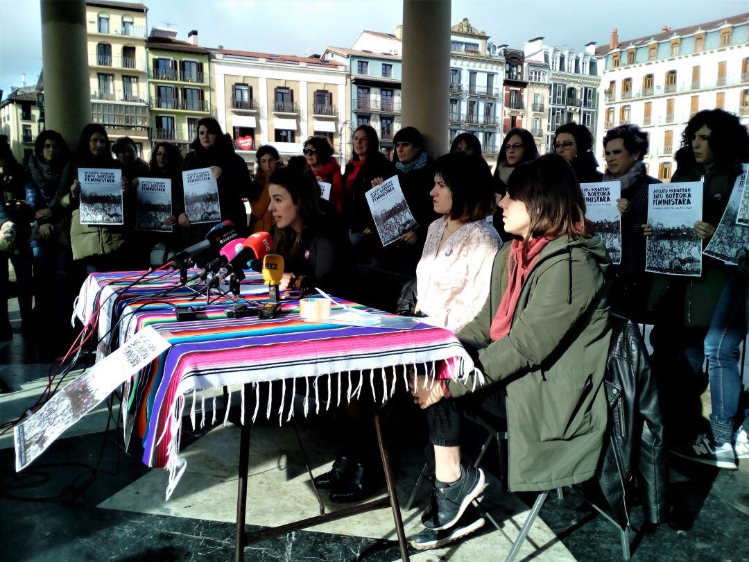 Mujeres de 'Euskal Herriko Mugimendu Feminista' informan en la plaza del Castillo de Pamplona sobre las actividades previstas con motivo del Día de la Mujer el próximo 8 de marzo.
