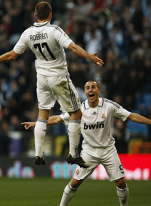 Cannavaro celebra un gol del Real Madrid con su compañero de equipo Robben