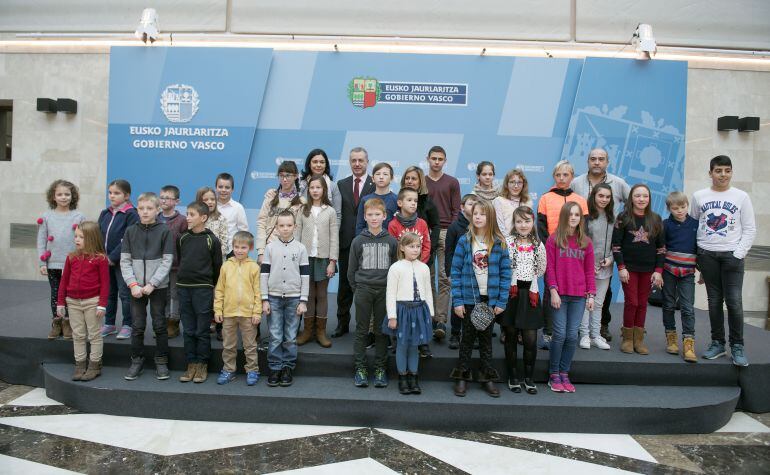 Recepción del Gobierno vasco a niños bielorrusos acogidos por la asociación Bikarte