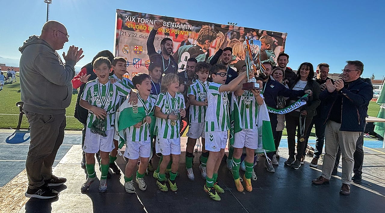 El Real Betis, equipo ganador del XIX Torneo Benjamín de Fútboll Ciudad de Pinos Puente (Granada)