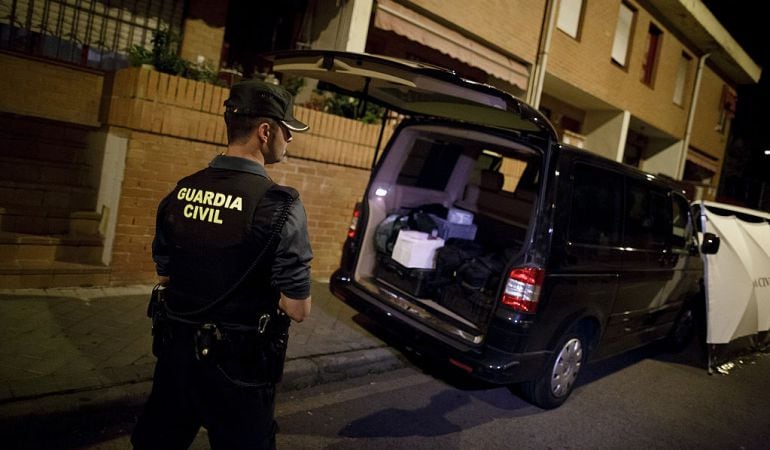 Un agente de la Guardia Civil, durante una operación de la Benemérita.