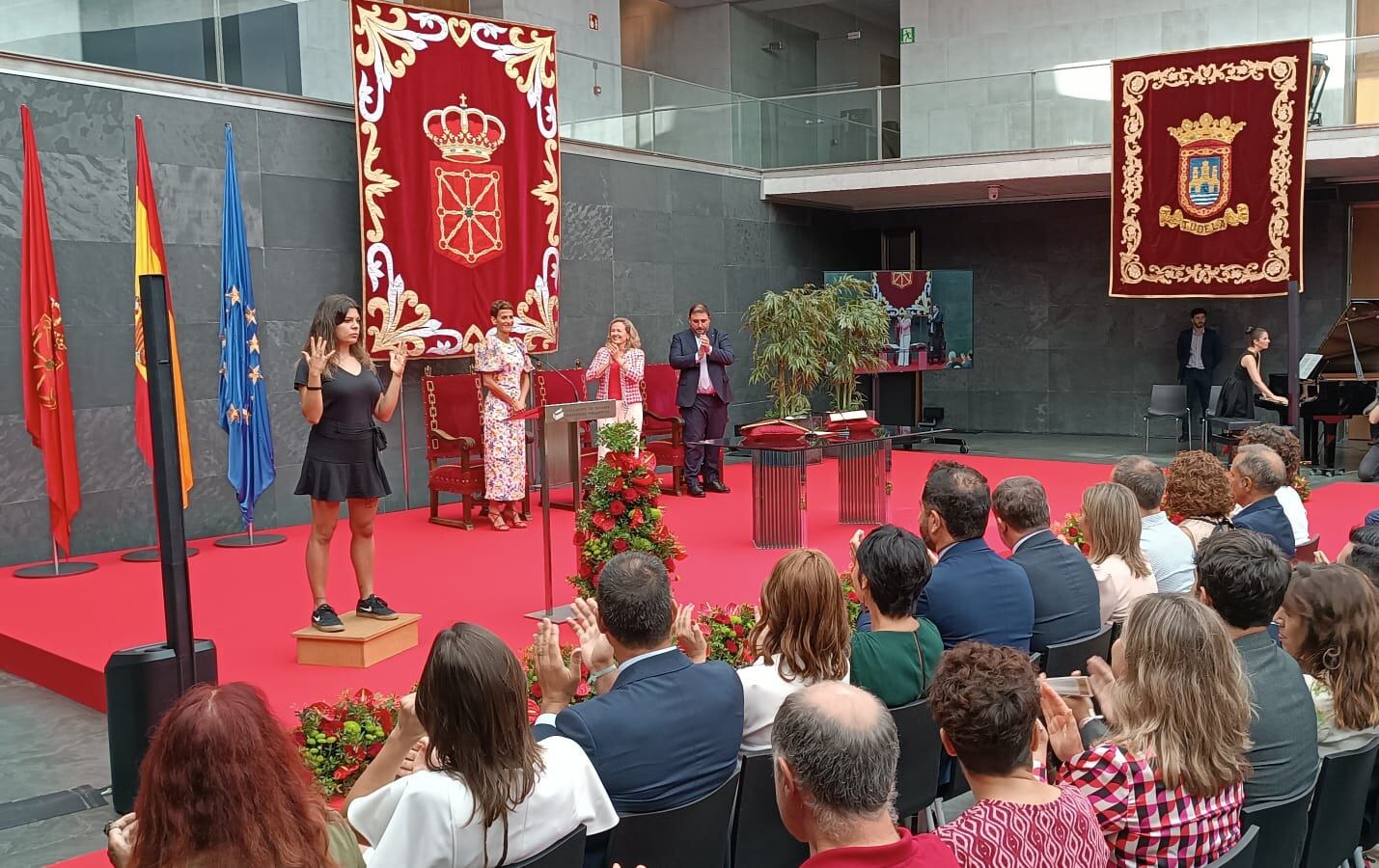 María Chivite, en el atrio del Parlamento de Navarra, reelegida ya como nueva presidenta del Gobierno foral.