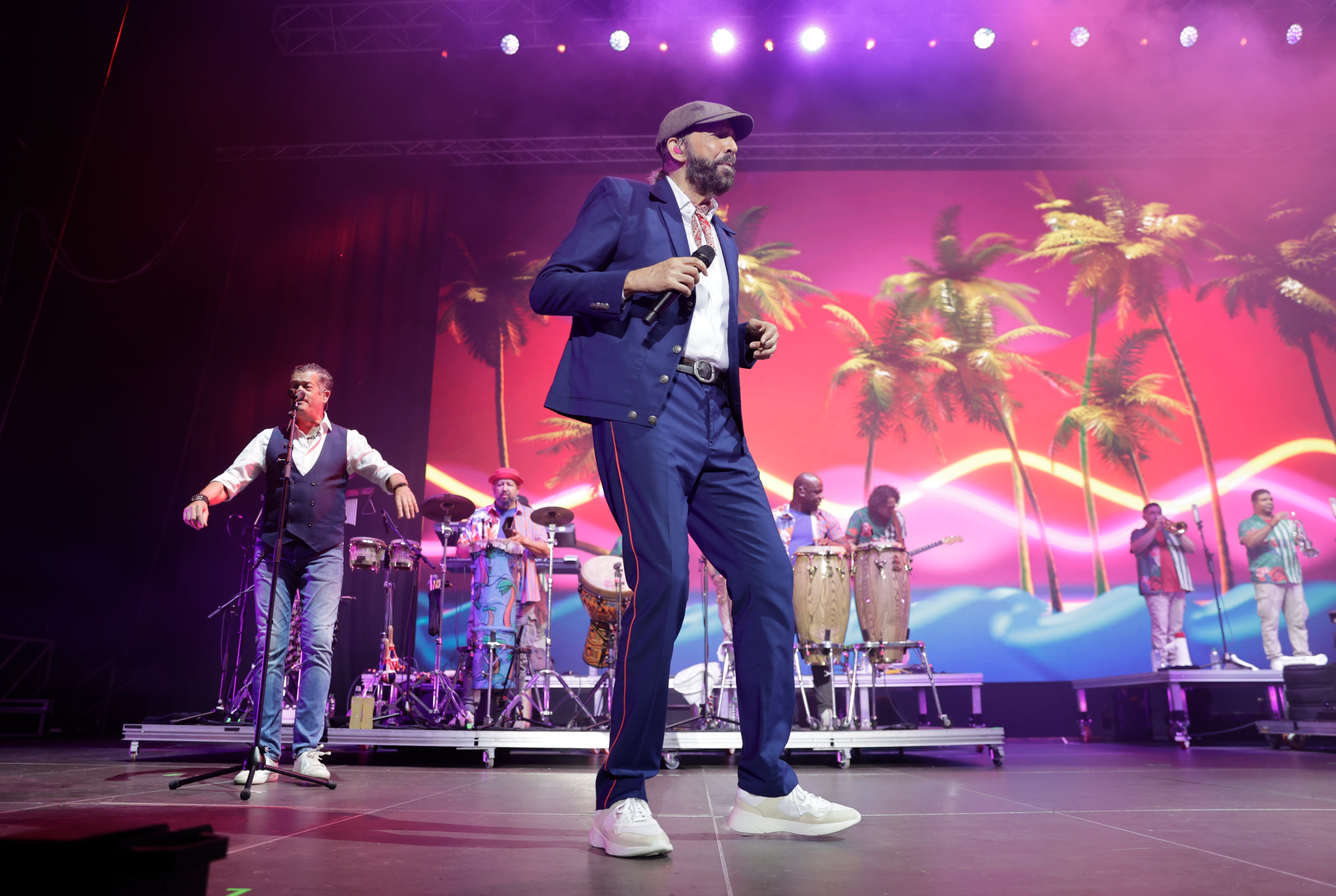 A CORUÑA, 13/07/24.- El cantautor dominicano Juan Luis Guerra, de gira por España, durante el concierto celebrado este sábado en A Coruña. EFE/Cabalar
