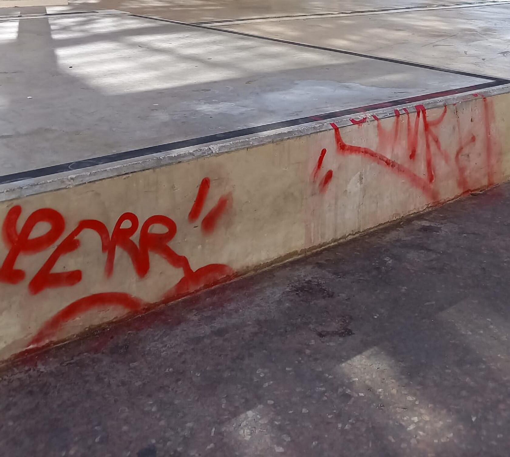 Grafitis en el edificio Ágora de la plaza del Ayuntamiento de València.