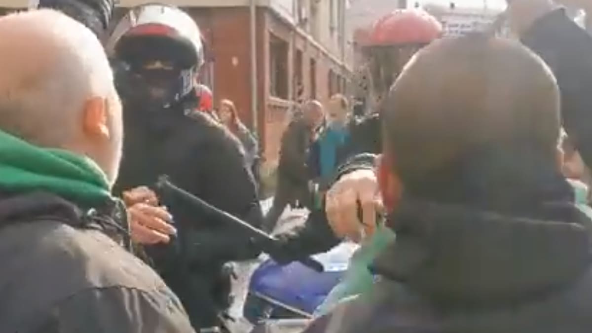 Un arrestado en una protesta por el derribo del Hogar del Jubilado de Getxo