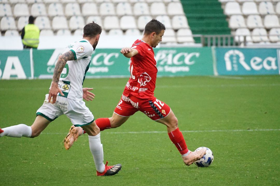 Carrillo controla un balón en el partido ante el Córdoba