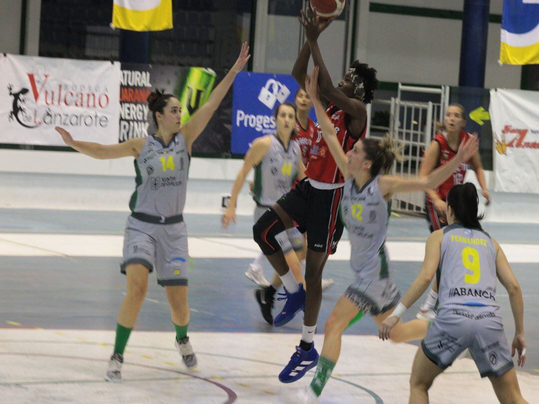 Intento de canasta por parte del Magec Tías.