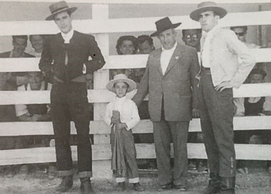 Luis Fernández (izquierda) en una corrida de toros. Imagen recogida en el libro de homenaje a Saturnino Fernández de Julián Martínez Fronce.