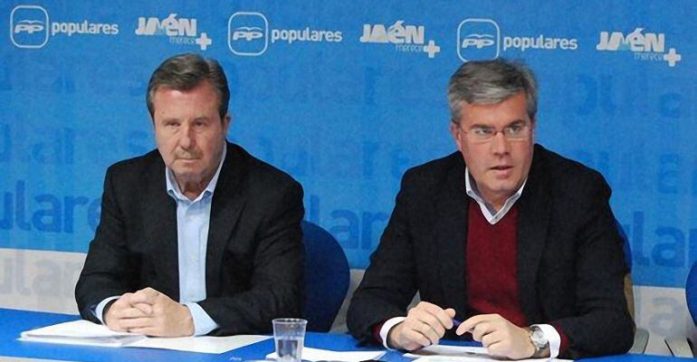 Miguel Ángel García Anguita y José Enrique Fernández de Moya durante una rueda de prensa en la sede del Partido Popular de Jaén.