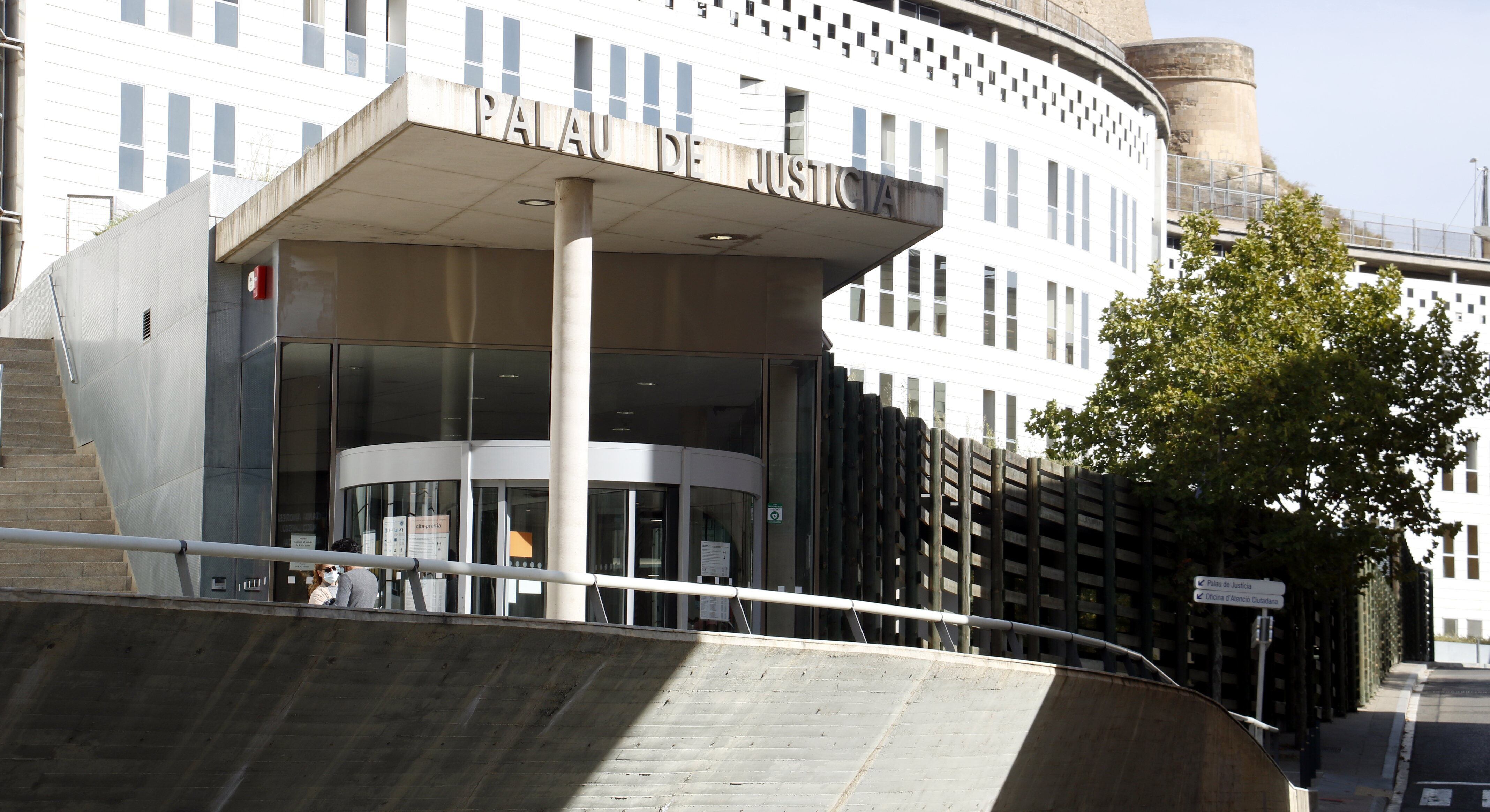 Porta d'entrada dels jutjats de Lleida.