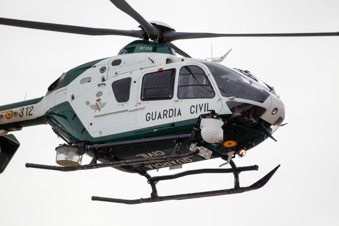Helicóptero de la Guardia Civil realizando maniobras.