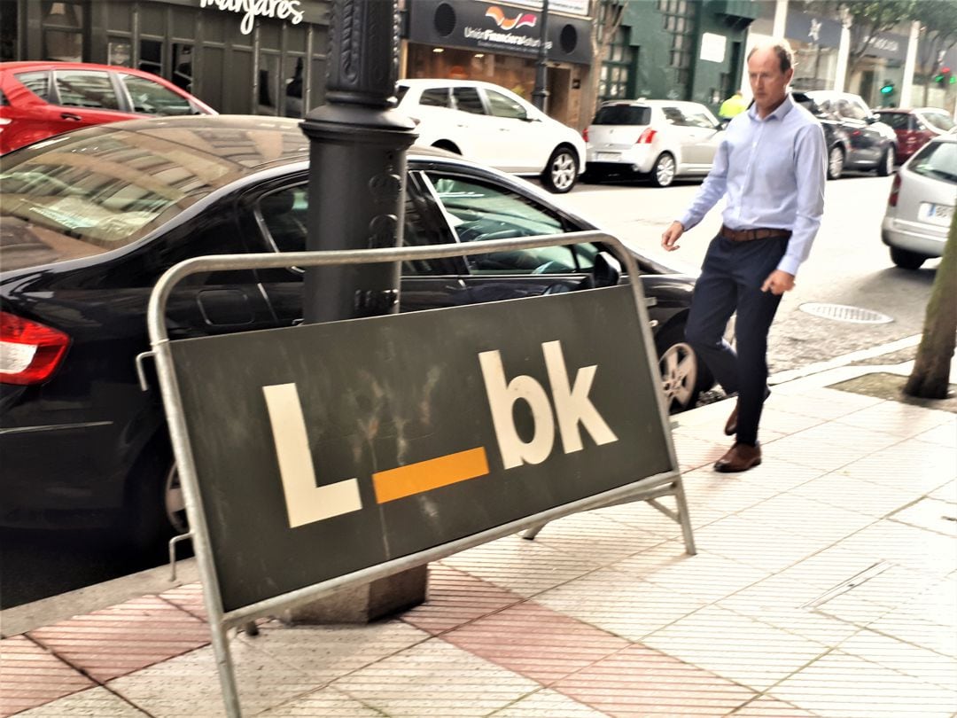 La valla permanece apoyada en una farola de la calle Asturias, con evidente peligro para viandantes y vehículos