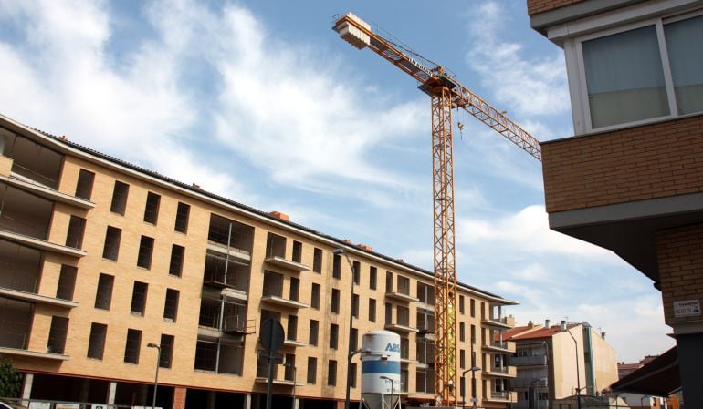 Bloc de pisos en construcció.