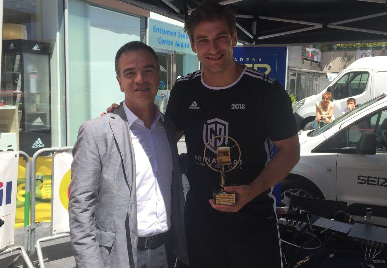 Julen Aguinagalde (2º clasificado) recibe el premio de manos de José Ramon Fernández de Barrena, director general de UVESCO