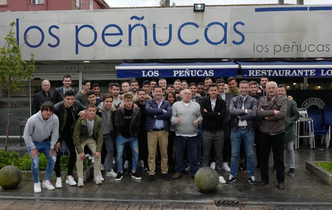 Los hermanos De La Peña invitaron el viernes al Racing a conjurarse por el ascenso en torno a la mítica paella de Los Peñucas.