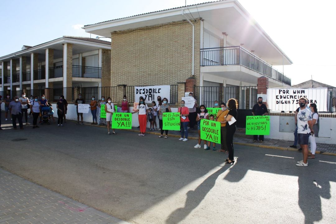 Un grupo de madres piden el desdoblamiento del aula de 4 años del CEIP Santa Potenciana.