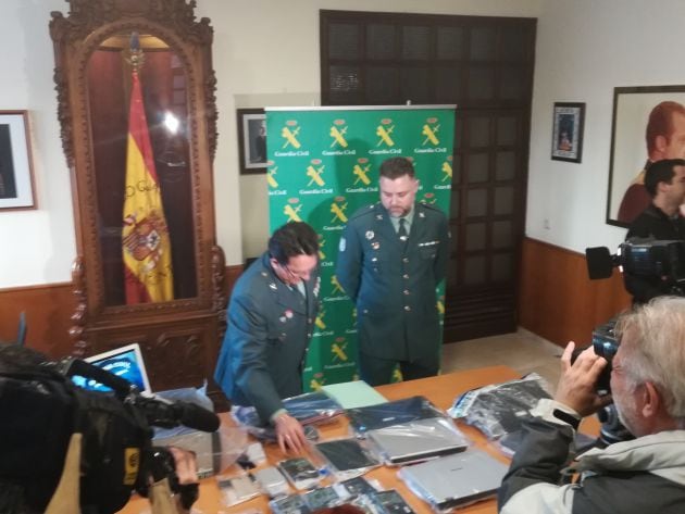 Los agentes de la Guardia Civil atienden a los medios de comunicación en Alicante