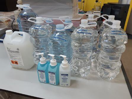 La Universidad Católica ha cedido 60 litros de gel desinfectante