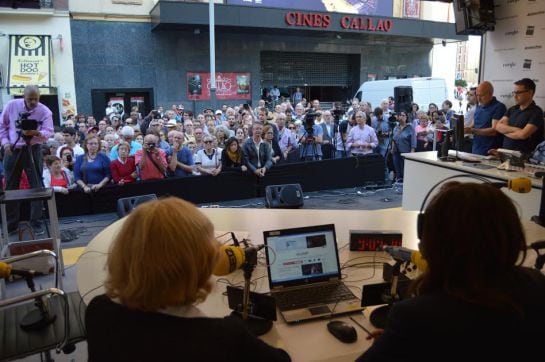 Publico siguiendo desde la plaza de Callao la entrevista de Pepa Bueno a Manuela Carmena