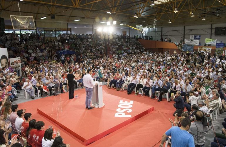 GRA376. ALCAZAR DE SAN JUAN (CIUDAD REAL), 16/05/2015.- El secretario general del PSOE, Pedro Sánchez (c), durante su intervención en un mitin del partido hoy en Alcazar de San Juan, dentro de la campaña para las elecciones del 24 de mayo. EFE/Ignacio Lóp