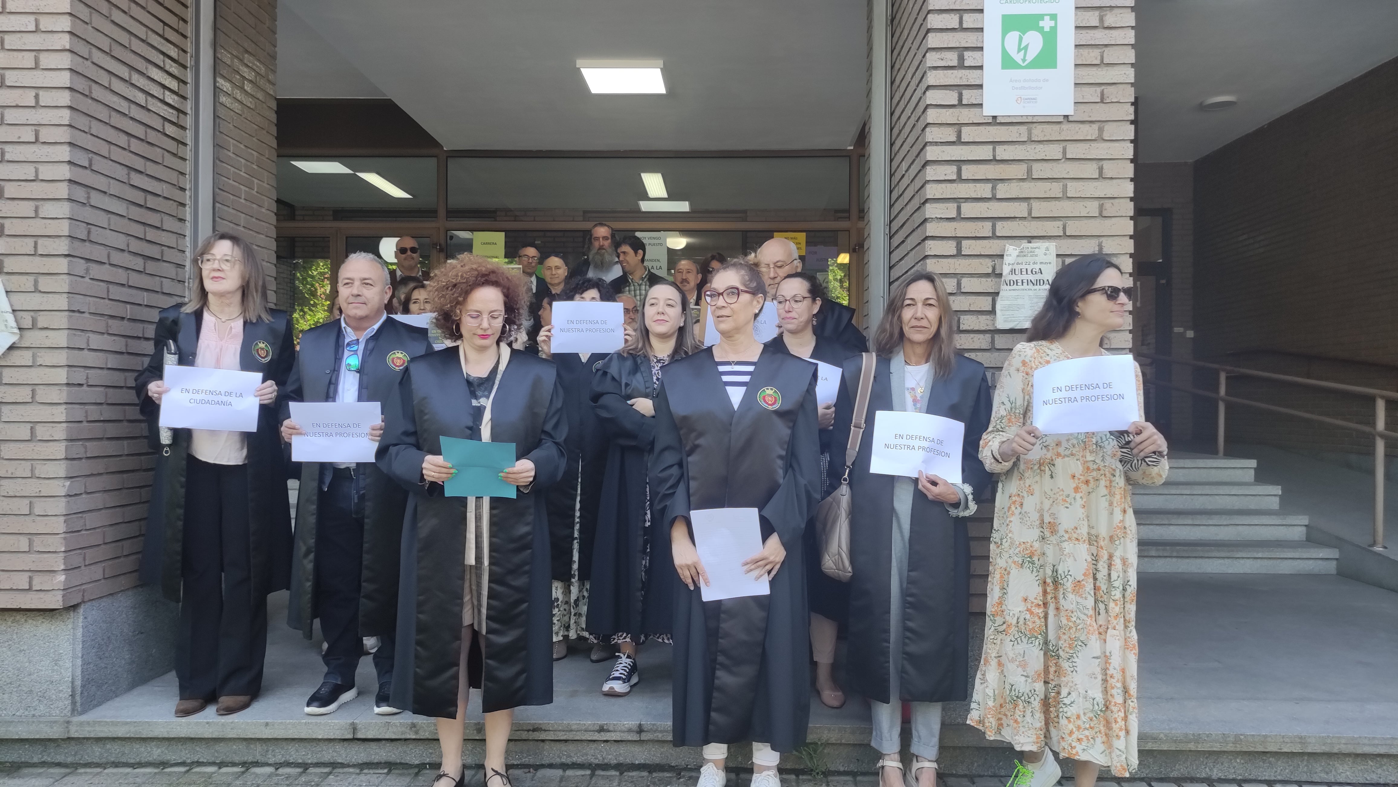 Abogados y procuradores frente a las puertas de los juzgados de Ponferrada